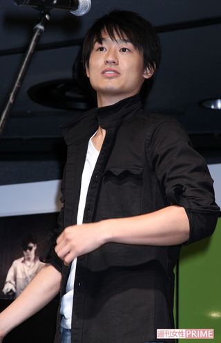 尾崎豊展で歌う、息子の尾崎裕哉（2012年）