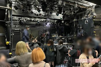 終演後、ファンたちは片付けが行われるなか建物内の記念撮影を行なっていた。普段は撮影禁止だが、この日だけはスタッフも咎めることはなかった（読者提供）
