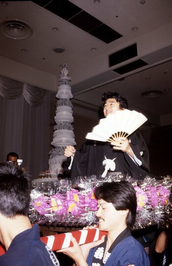 披露宴で神輿に乗って入場する桑田佳祐（1982年2月28日）