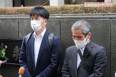 公判後、涙ながらに取材に応じる松永さん（左）と、真菜さんの父・上原義教さん