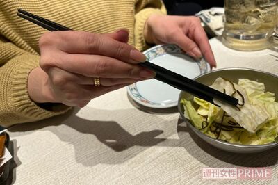 じか箸での取り分けは不衛生だから、逆さ箸で取る！