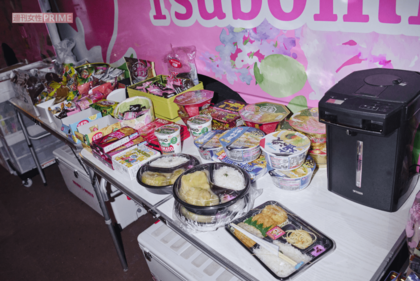 バスカフェでは無償で食事や飲み物を提供、Wi-Fiの利用やスマホの充電も可能。（撮影／山田智絵）