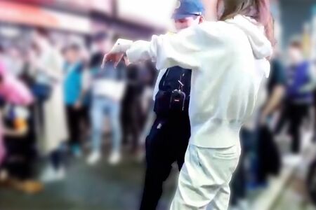 警官から聞き取りをされる女性（Xより）