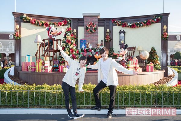 パークに入るとまず出迎えてくれるエントランスの装飾。クリスマスの準備に忙しそう！　撮影／廣瀬靖士　(c)Disney