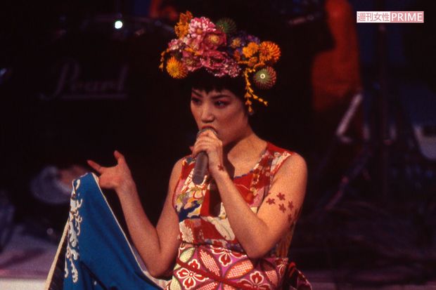 '96年のNHK紅白歌合戦でヒット曲『そばかす』を歌うYUKI