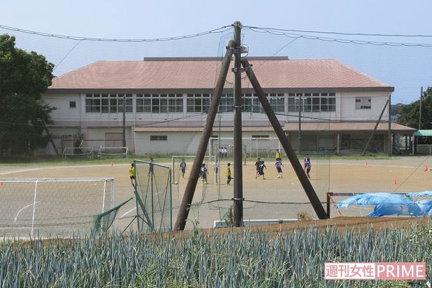 顧問は逮捕されたがサッカー部の練習は普段どおりで生徒は寄り道せずに帰路につく