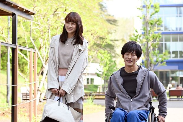 樹とつぐみはハンディを乗り越えてひかれあうようになる　(c)カンテレ