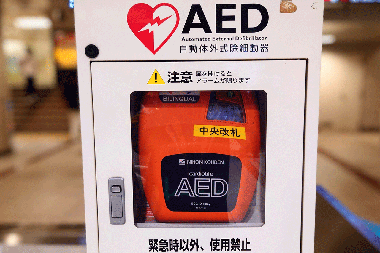 駅に設置されているAED（自動体外式除細動器）※画像はイメージです