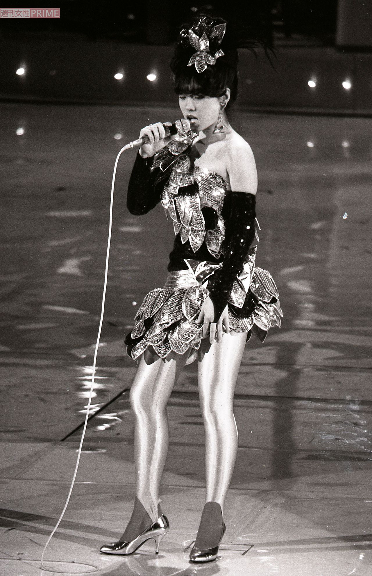 ミニスカートで力強く歌う中森明菜