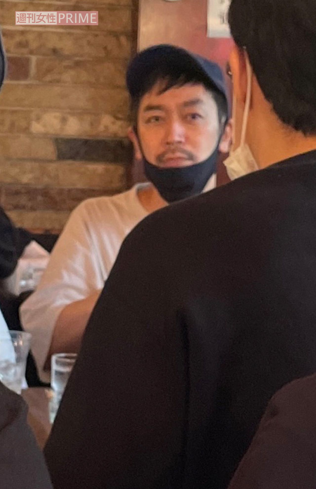 6月下旬、作家らしき男性と4人で打ち合わせをしていたムーディ勝山。右から左に受け流さない真剣な空気だった