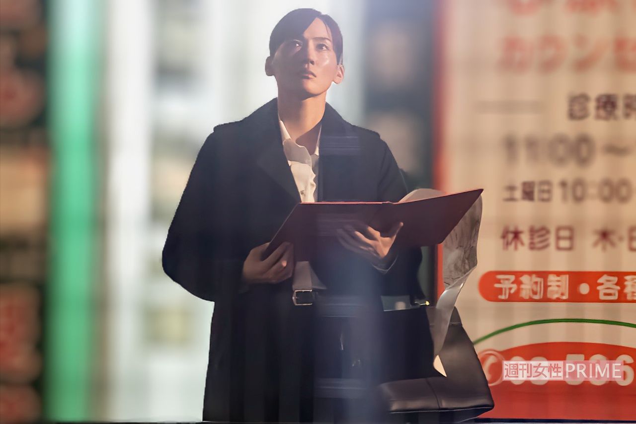 ドラマ『元彼の遺言状』のロケを行う綾瀬はるか