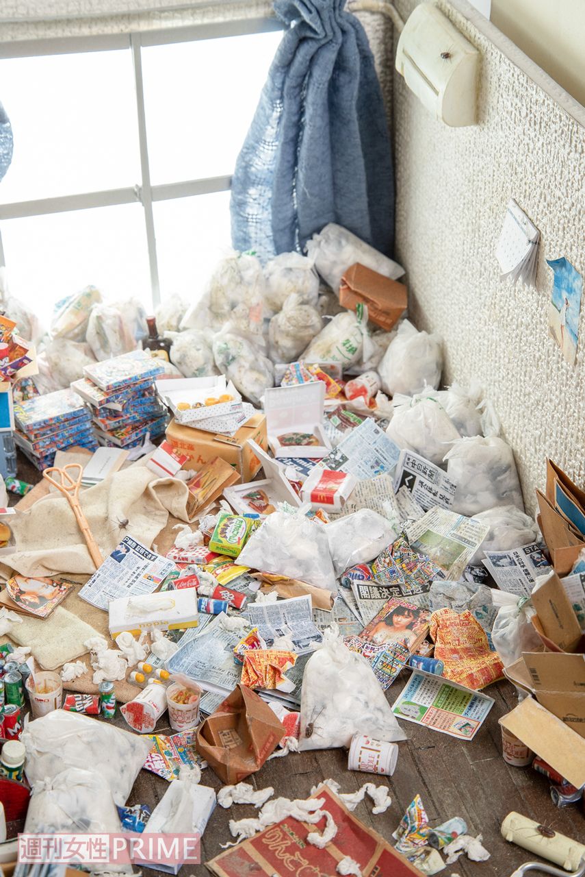 「これからゴミ屋敷は増えていくと思います」と小島さん。「掃除のやり方を知らない人が増えているんです。あと、ゴミの分別が厳しすぎて、それで捨てられなくなってしまう人もいます」。見やすくするため減らしているが、実際はゴミの量はこの倍の高さくらいまであるそう　撮影／齋藤周造
