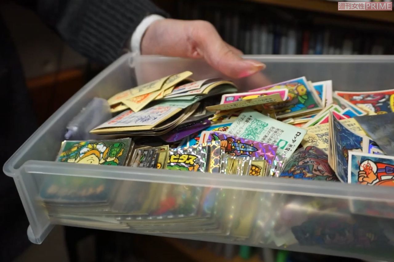 竹内さんが所有する40代、30代には懐かしいビックリマンシール。ほかにも8mmディスクのCDやゲームの攻略本も残る