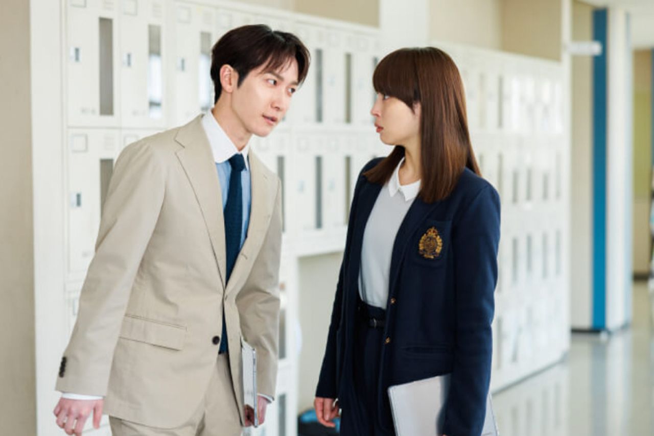 2年9組の担任で数学教師を演じる渡辺翔太と主演の広瀬アリス（ドラマ『なんで私が神説教』公式サイトより）