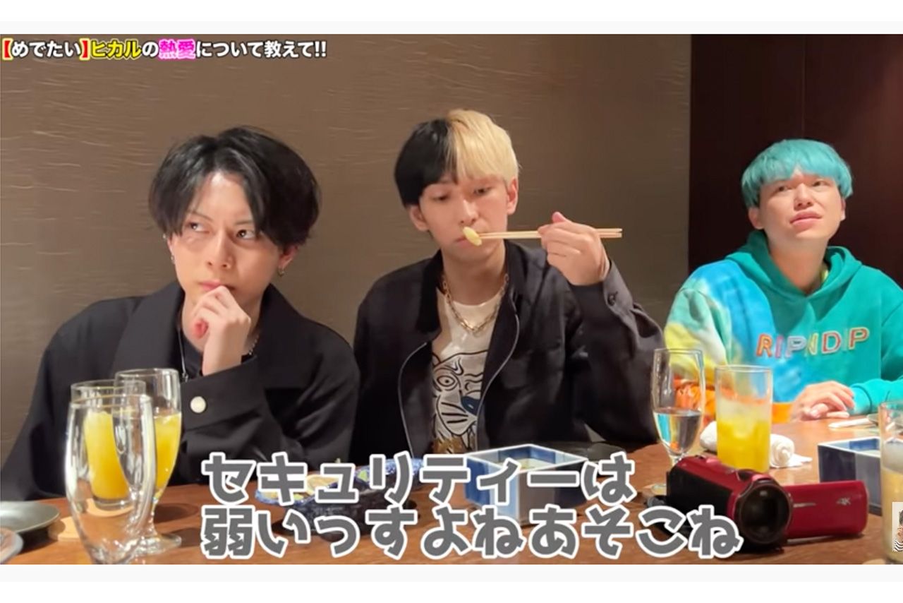 食べ物を刺し箸して匂いを嗅ぎ、この後に器に戻したヒカル（公式YouTubeより）