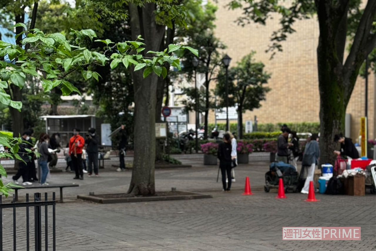 2025年4月、馬事公苑前のけやき広場にドラマ『年下童貞くんに翻弄されてます』撮影が行われた