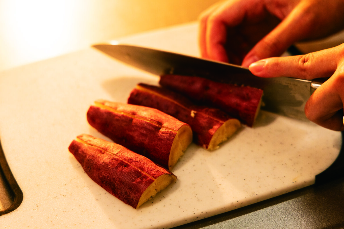 韓国ハニー バターチキン。さつまいもは皮付きのままラップで包んで電子レンジで2分加熱し、厚さ1.5cmほどの棒状に切る。（撮影／よねくらりょう）