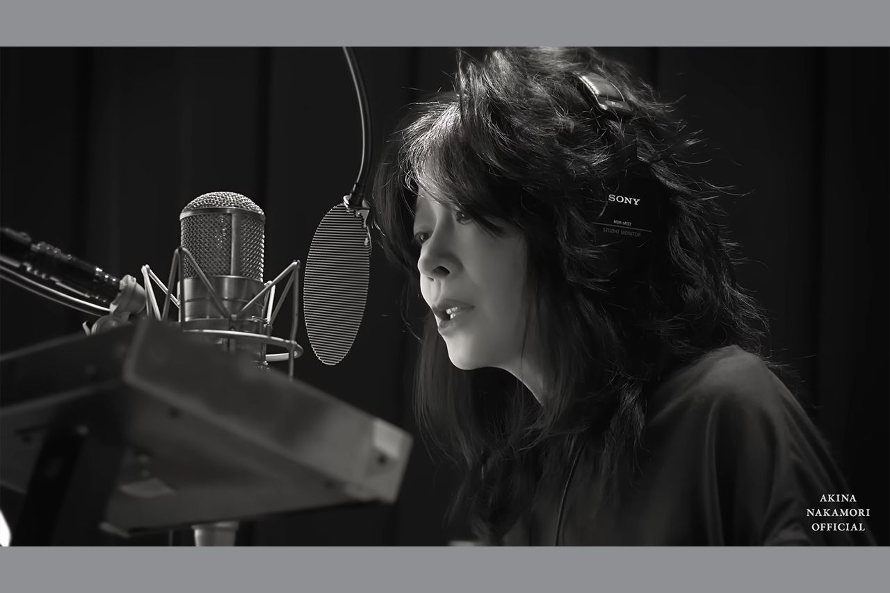 セルフカバー『北ウイング-CLASSIC-』を歌う中森明菜（公式YouTubeチャンネルより）