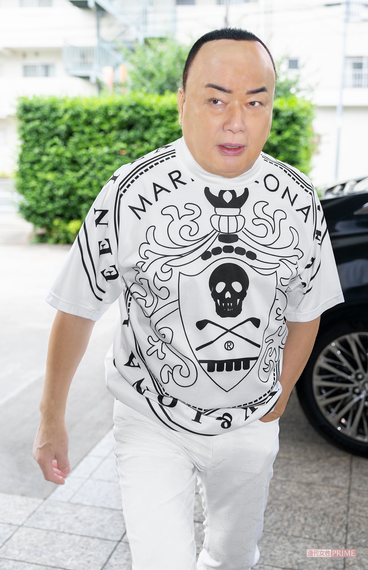 足早に現場入り。長年のゴルフとスキーで下半身を鍛えているため、歩く速度がとても速い（撮影／佐藤靖彦）