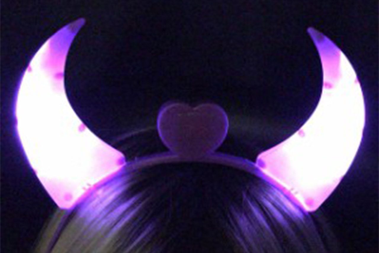 【ピカピカ光るカチューシャ】動物の耳やリボン、ツノがついたタイプがギャルや子どもたちのツボ。ハロウィンなどでも活躍する