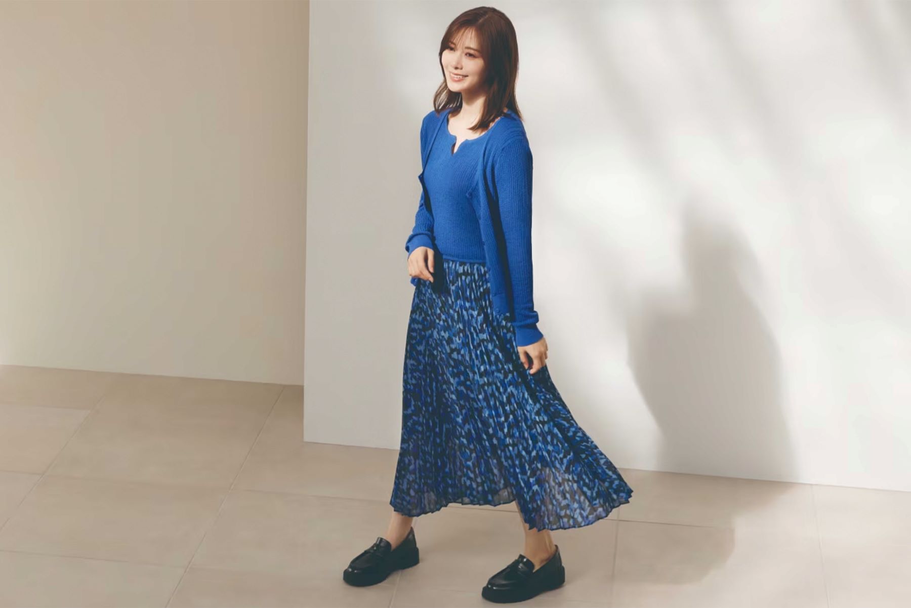 「おばさんに見える」と指摘された白石麻衣のユニクロ着こなし（公式ホームページより）