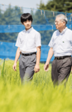 8月2日、つくば市で研究者から稲に関する説明を受けられる悠仁さま