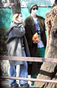 2021年、運動会に参加した永山瑛太と木村カエラ。手にはみかんが