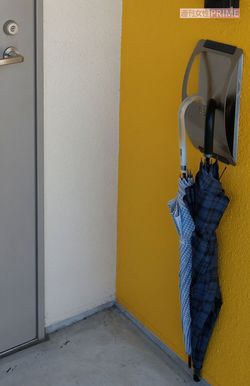 自宅前には傘が２本、立てかけられていた