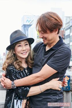 『マダムシンコ』の看板の前で、苦楽を共にした夫の幸治さんと。今年結婚20周年になる　撮影／山田智絵