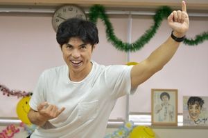 「おっぱっぴー」のポーズを披露した小島よしお（筆者撮影）／東洋経済オンライン