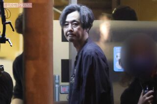 『エルピス』撮影で、店の外でたたずむ岡部たかし