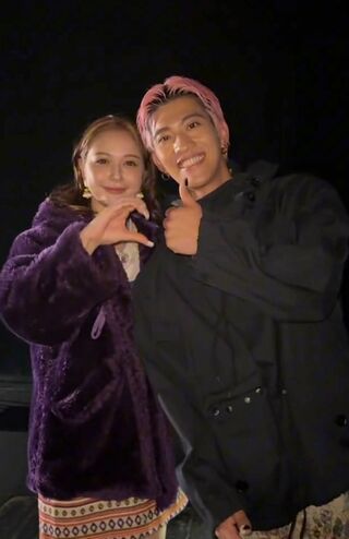 2023年の『Rakuten GirlsAward 2023 AUTUMN/WINTER』ではイケメンモデルとツーショットを披露した村重杏奈（イベント公式TikTokより）