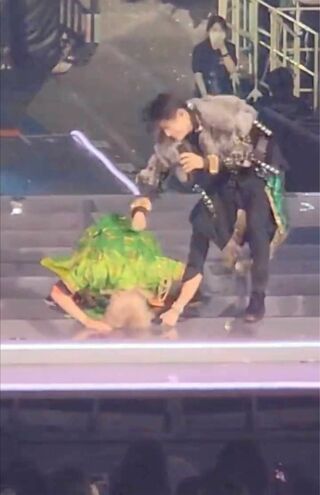 “自撮りファンサ”による炎上騒動を受けてか、ファンに土下座する『HiHi Jets』猪狩蒼弥とそれを止めるような仕草の『Aぇ! group』佐野晶哉（ツイッターより）