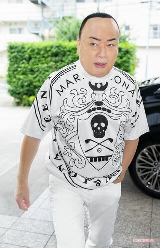 足早に現場入り。長年のゴルフとスキーで下半身を鍛えているため、歩く速度がとても速い（撮影／佐藤靖彦）