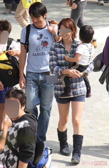 2000年に結婚した夫人、息子と歩くMr.Children桜井和寿（その2）