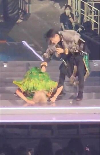 “自撮りファンサ”による炎上騒動を受けてか、ファンに土下座する『HiHiJets』猪狩蒼弥とそれを止めるような仕草の『Aぇ!group』佐野晶哉（ツイッターより）