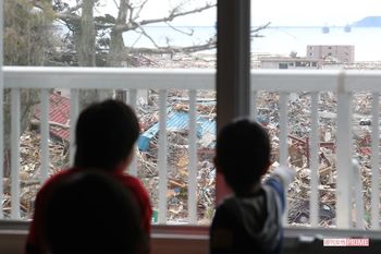 海音さんが転校した学校の窓から見える、瓦礫の山（'11年4月）　撮影／週刊女性写真班