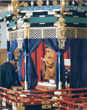 上皇さまが平成での即位礼でおことばを読み上げられた場面（’90年11月）