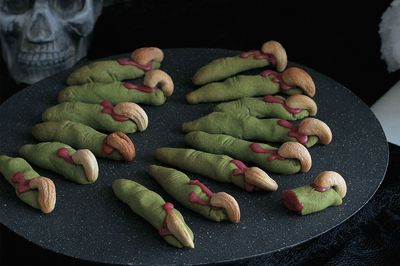 【魔女の指の抹茶ショートブレッド】抹茶風味のショートブレッドとカシューナッツが香ばしい焼き菓子。血に見立てた赤いアイシングがアクセント。たくさん作ってボックスに詰めたら、ホラーなサプライズに！　『可愛くって ホラーで 美味しい！ キモめし』より