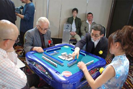 灘さん(右から2人目)と麻雀を打つ畑正憲さんはかなりの腕前(日本プロ麻雀連盟HPより)