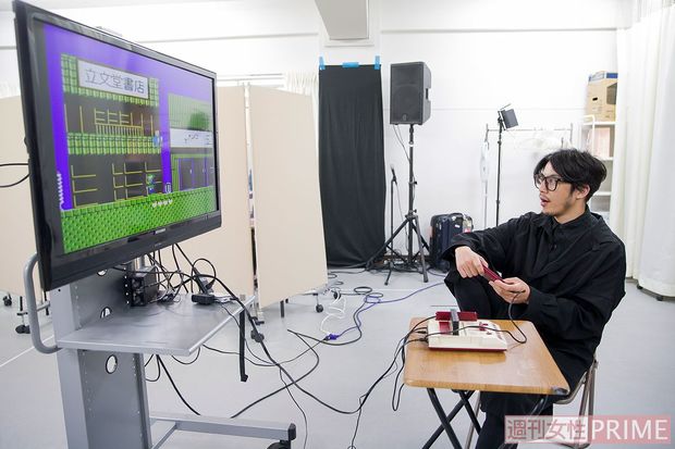 ファミコンをプレイする西野亮廣　撮影／伊藤和幸