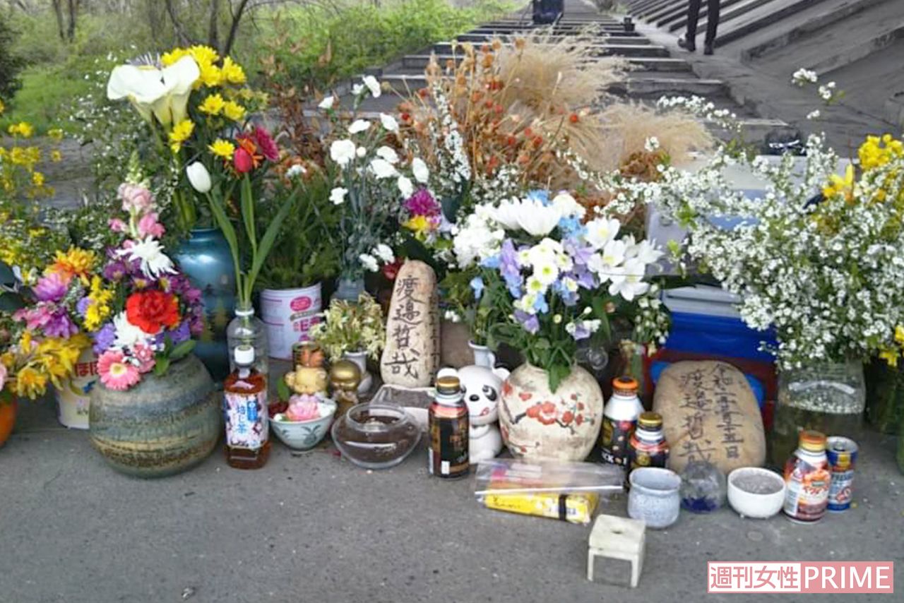 渡邉さんとアイさんが暮らしていた河渡橋西詰の下に置かれた献花台