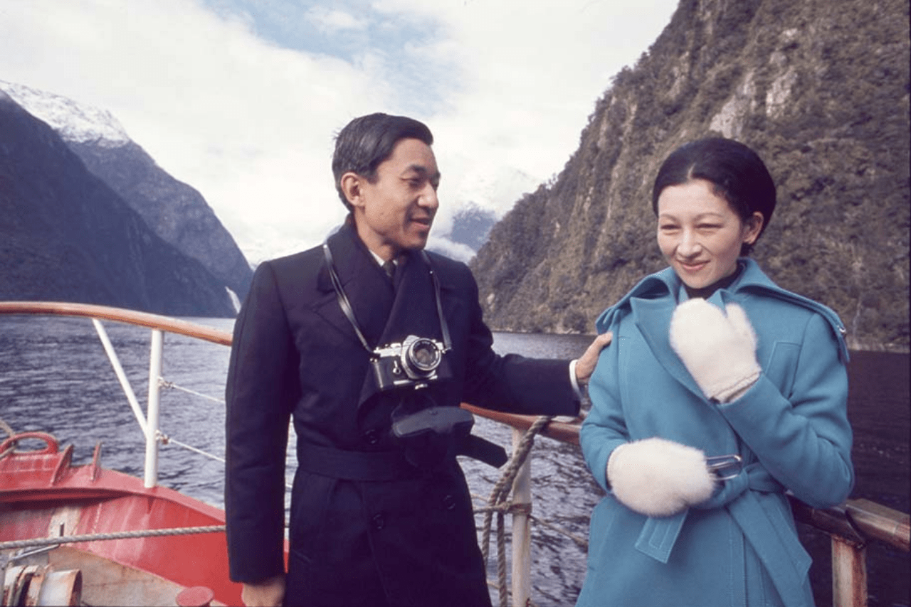 1970年代、'73年5月にニュージーランドをご訪問。「重厚感のあるオーダーコートをお召しに」（撮影/JMPA）