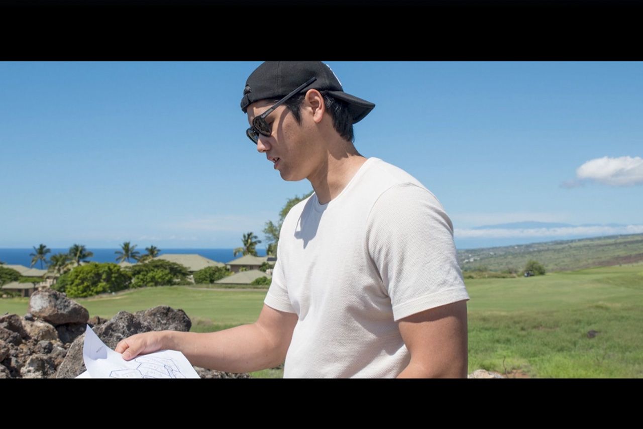 ハワイの別荘建設予定地を確認する大谷翔平（ハプナエステーツ公式HPより）