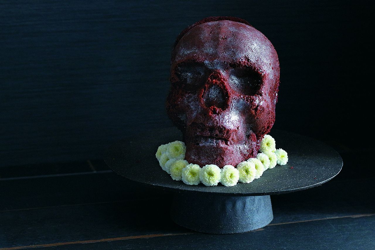 スカル形チョコレートケーキ  デコレーション次第でいろんな雰囲気を楽しめるスカル形チョコレートケーキ。見た目の怖さとは裏腹に、味はしっとり甘いというギャップにやられること請け合い⁉　『可愛くって ホラーで  美味しい！　キモめし』より