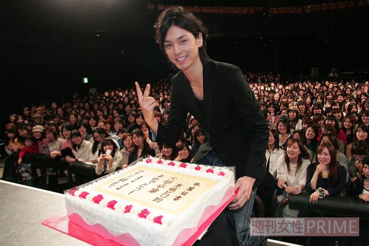 ’08年3月、DVDイベントでファンに大学卒業を祝われる水嶋ヒロ
