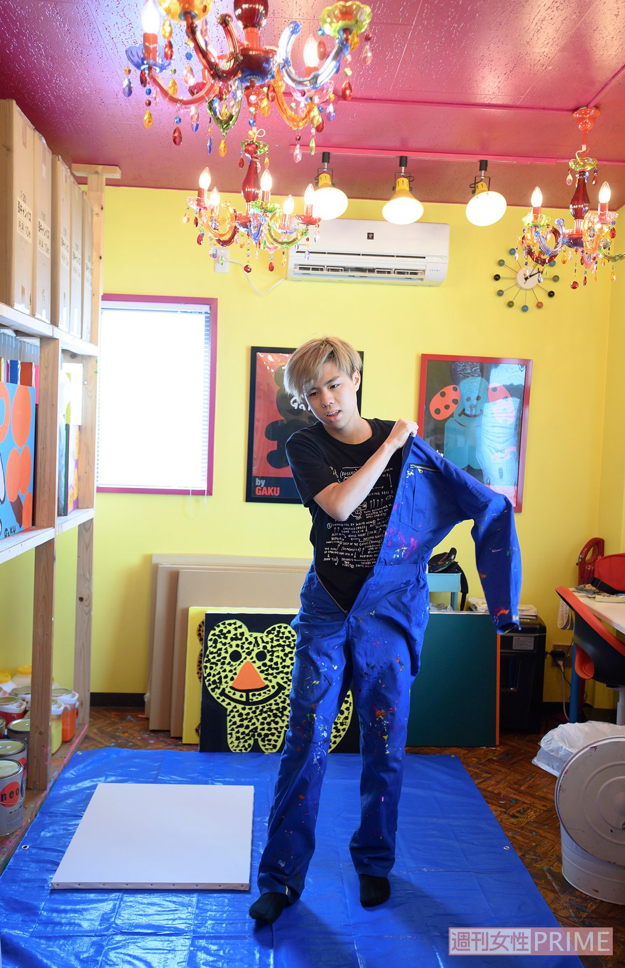 毎朝アトリエに来ると、青い作業着に着替える。取材や来客があるときは、その日のお気に入りの絵を棚から出し、見える場所に置くことも