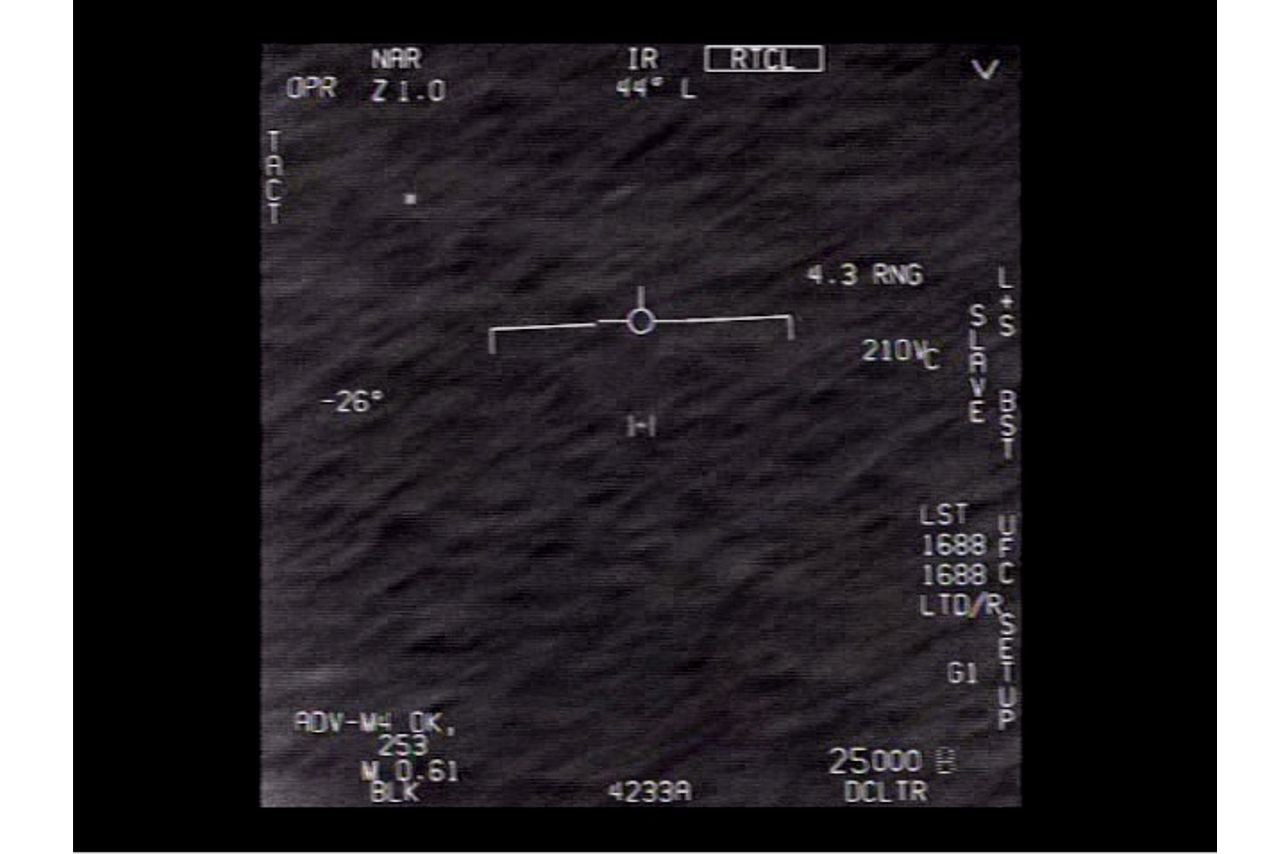 とても小さく見えるが、浮遊する未確認飛行物体がいる