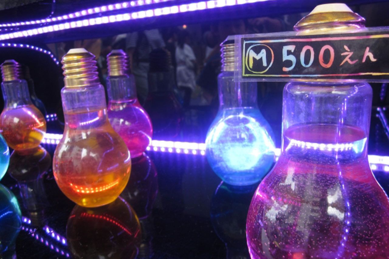 【電球の形をした光る容器】電球ソーダなどの名で売られる。電球型の光る容器、映える見た目で数年前から夜店や屋台の人気商品に