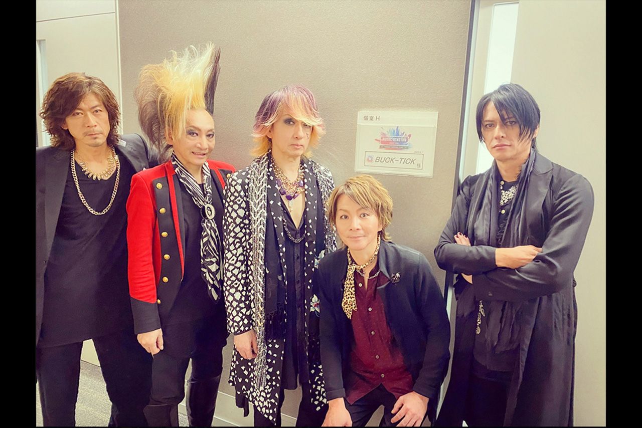 『BUCK-TICK』ボーカルの櫻井敦司さん（右、公式Xより）